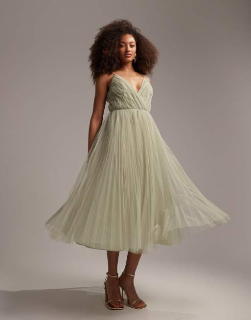 Vestido de dama de honor midi color salvia de tirantes con diseno plisado de tul de ASOS DESIGN