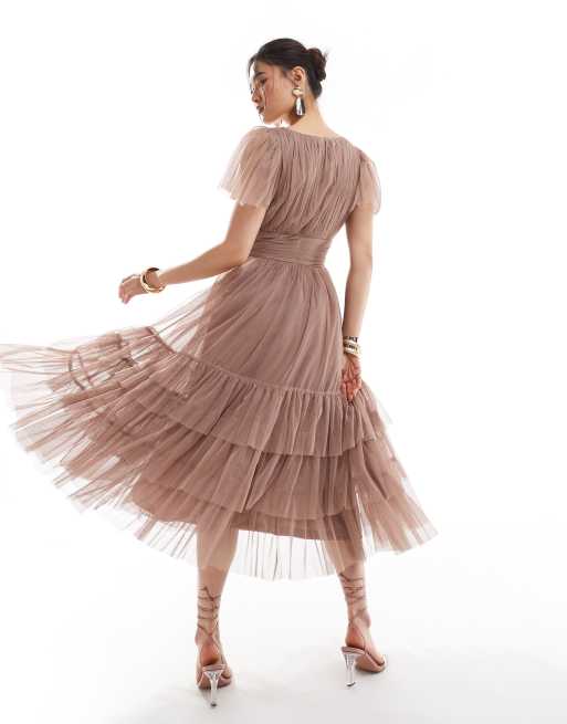 Vestido de dama de honor midi color topo con cuello de pico de tul