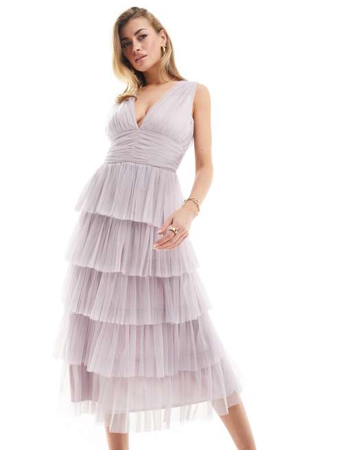 Vestido de dama de honor midi lila escalonado con cuello de pico de Beauut