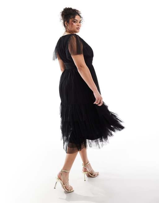 Vestido de dama de honor midi negro con cuello de pico Madison de Lace & Beads Plus, 4 de 4