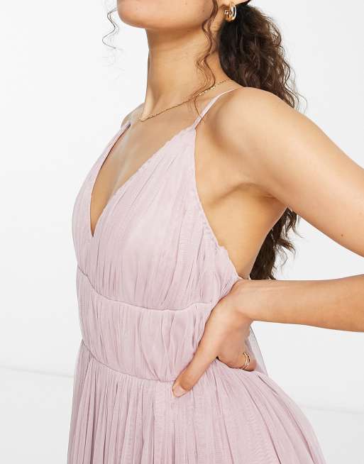 Vestido de dama de honor midi rosa escarcha con diseño a capas de tul de Beauut Petite, 3 de 4