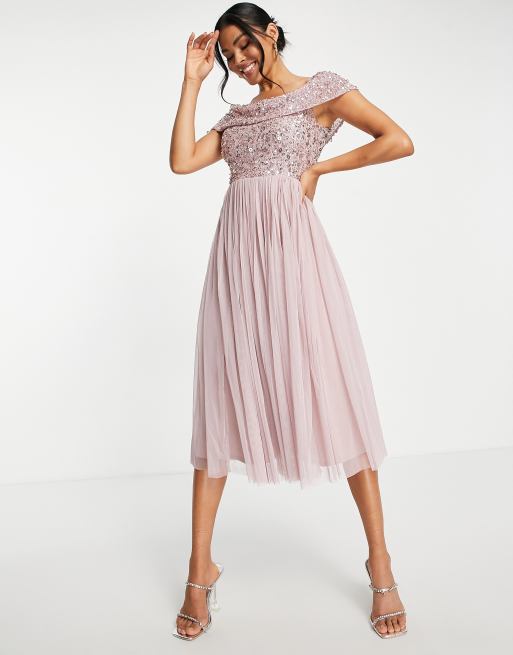 Vestido de dama de honor midi rosa hielo con escote Bardot y diseño adornado de Beauut