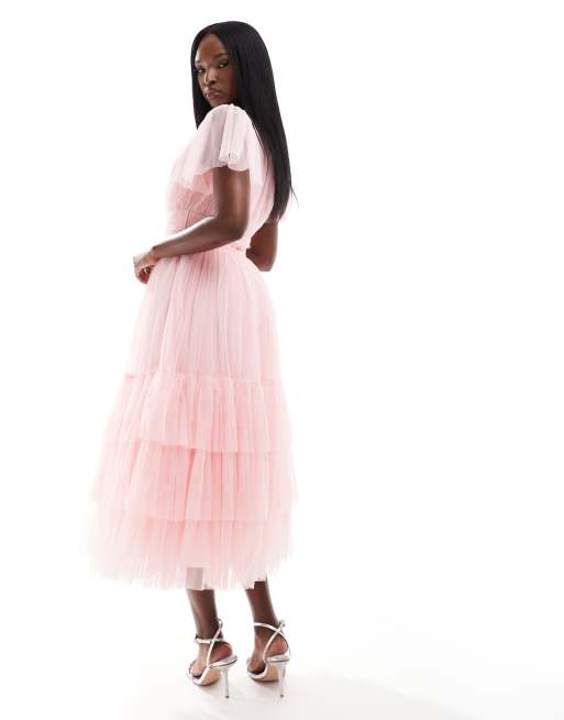 Vestido de dama de honor midi rosa pastel con cuello de pico de tul Madison de Lace & Beads, 2 de 4