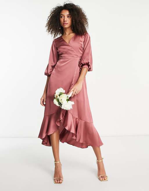 Vestido de dama de honor midi rosa pétalo suave con diseño cruzado y mangas abullonadas de satén de Liquorish