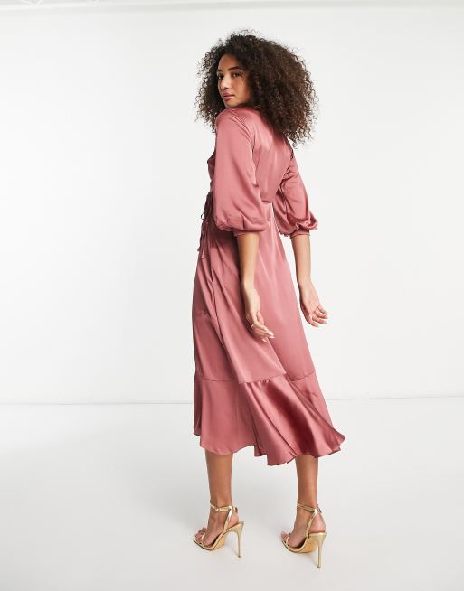 Vestido de dama de honor midi rosa pétalo suave con diseño cruzado