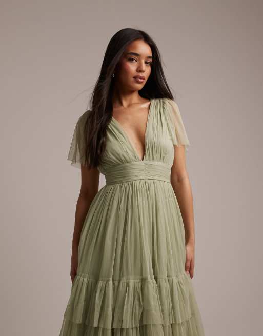 Vestido de dama de honor midi verde salvia con cuello de pico de tul de Lace & Beads, 2 de 5