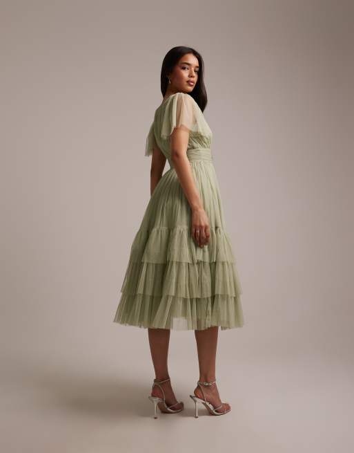 Vestido de dama de honor midi verde salvia con cuello de pico de tul de Lace & Beads, 5 de 5