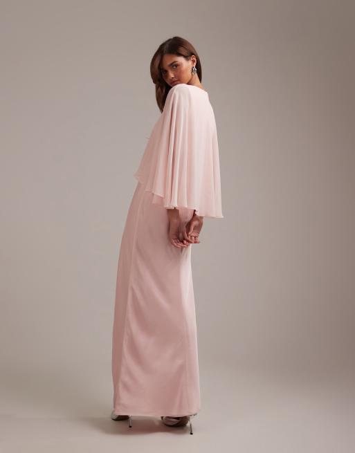 Vestido de dama de honor rosa de corte al bies de satén con capa superpuesta de chifón transparente de ASOS DESIGN, 3 de 5
