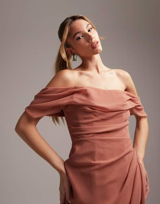 Vestido de dama de honor semilargo rosa polvoriento drapeado con escote Bardot de ASOS DESIGN, 2 de 5