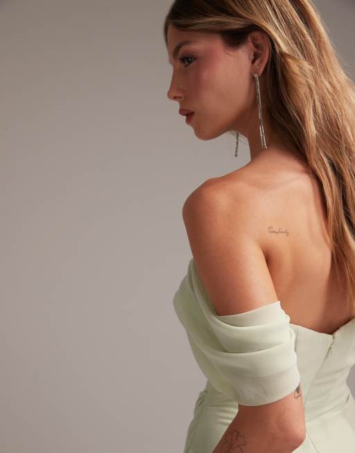 Vestido de dama de honor semilargo verde claro drapeado con escote Bardot de ASOS DESIGN, 2 de 5