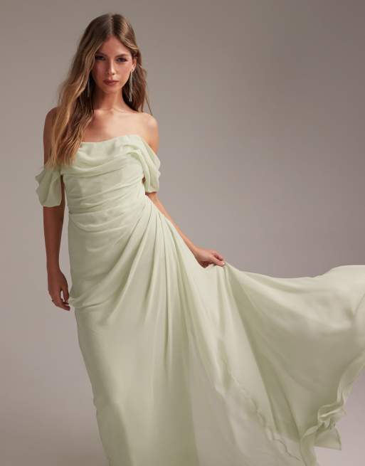 Vestido de dama de honor semilargo verde claro drapeado con escote Bardot de ASOS DESIGN, 4 de 5