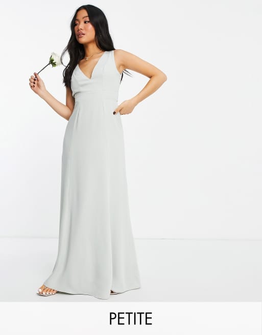 Vestido de dama de honor verde salvia con la espalda abierta y detalle de lazada de Maya Petite
