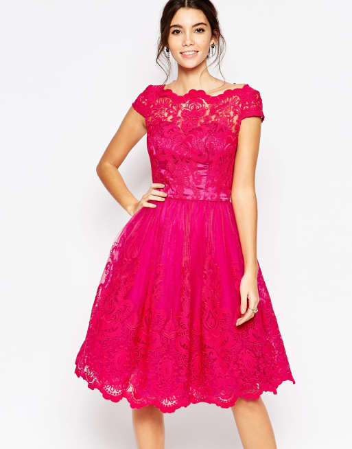 Vestido de graduación a media pierna de encaje con cuello bardot Premium de Chi Chi London