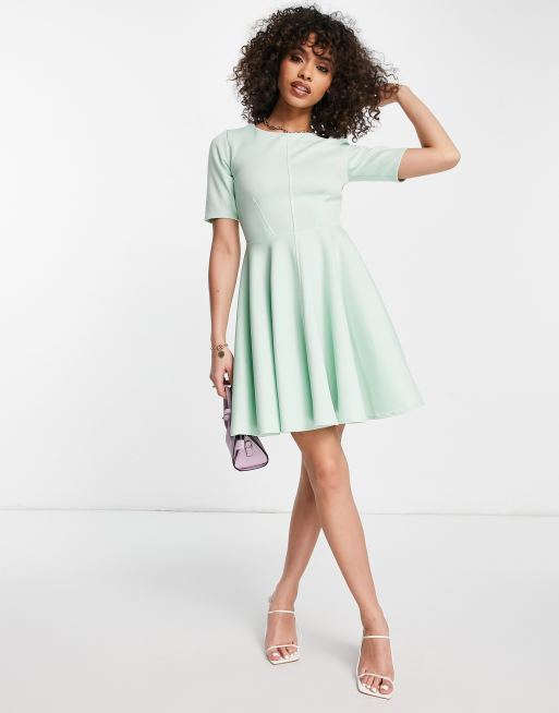 Vestido de graduación corto color menta de tejido efecto neopreno de Closet London