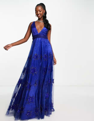 Vestido de graduación largo azul cobalto con cuello de pico y diseño adornado de A Star Is Born