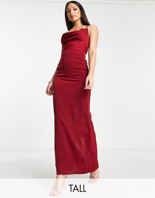Vestido de graduación largo burdeos con cuello desbocado de satén de NaaNaa Tall
