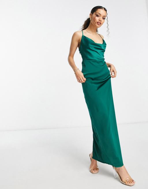 Impermeable Primitivo Cuervo Vestido de graduación largo verde esmeralda con cuello desbocado de satén  de NaaNaa Petite | ASOS