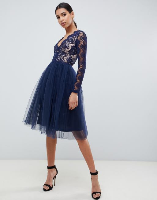 Vestido de graduación midi azul marino con detalle de encaje festoneado de Rare London
