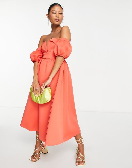 Vestido de graduaci n midi color coral intenso con escote Bardot y