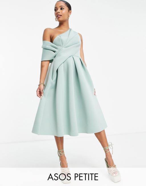 Vestido de graduación midi color salvia escarchado con hombro descubierto de ASOS DESIGN Petite