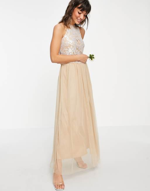 Vestido de novia color champán de cuello halter con cuerpo de lentejuelas y falda de tul de Vila