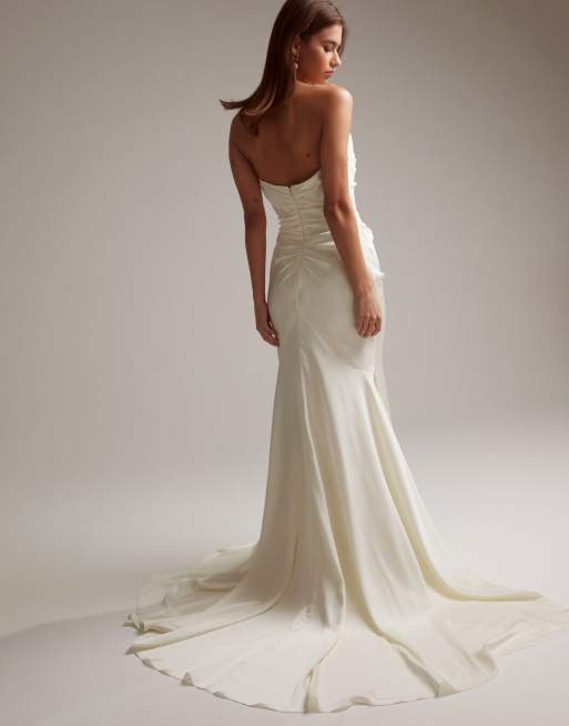 Vestido de novia color marfil con cola y escote palabra de honor