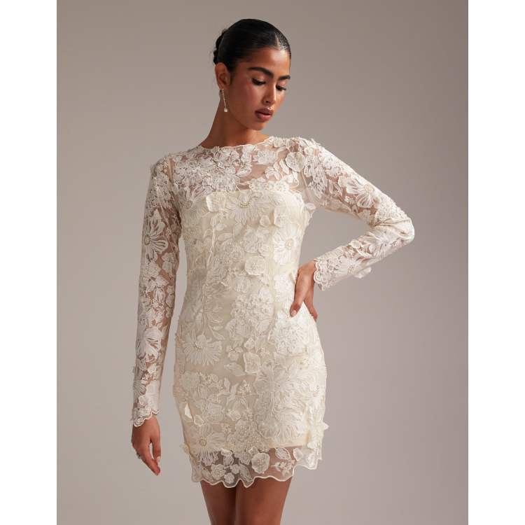 Vestido de novia corto color crema de manga larga con bordados de