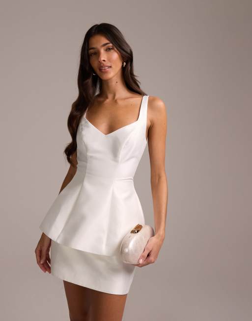 Vestido de novia corto color marfil estructurado con sobrefalda de ASOS DESIGN, 1 de 5