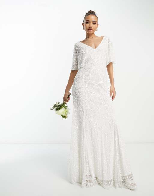 Vestido de novia largo blanco con diseño integral de cuentas y detalle de volantes de Beauut