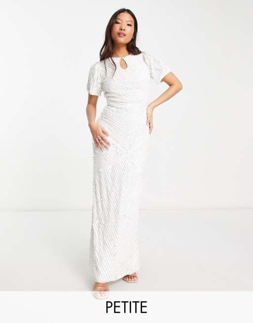 Vestido de novia largo blanco con lazo grande en la espalda y diseño de cuentas de Beauut Petite