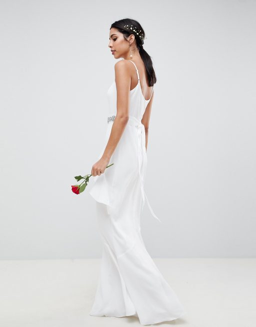 Vestido de novia largo blanco con volantes y cinturón de pedrería