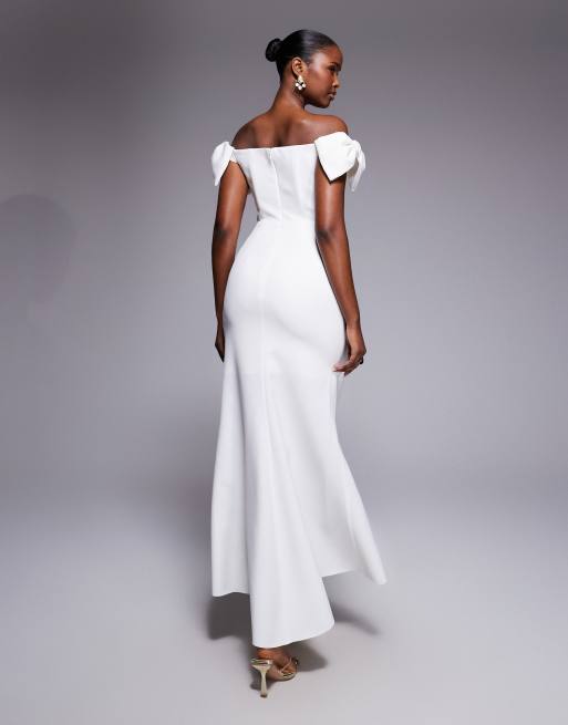 Vestido de novia largo blanco fruncido con escote Bardot de Forever New, 2 de 4