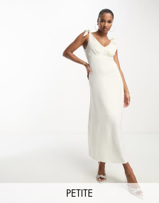 Vestido de novia largo color crema con tirantes anudados de satén de Vila Petite