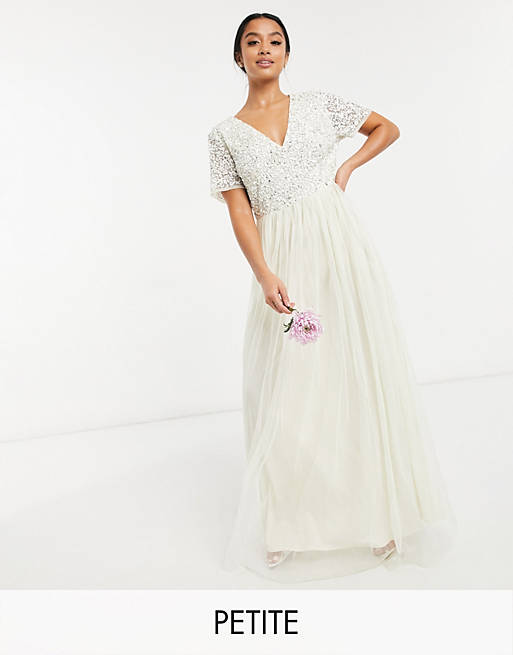 Vestido de novia largo color crudo con cuello de pico, falda de tul y diseño de lentejuelas delicadas tonales de Maya Petite