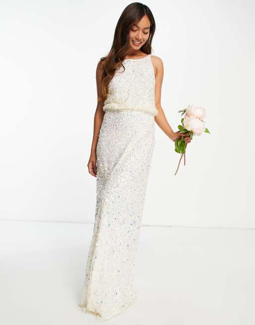 Vestido de novia largo color crudo con espalda baja y diseño 3D de