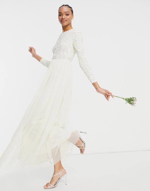 Vestido de novia largo color crudo de manga larga y falda de tul con diseño de lentejuelas delicadas de Maya