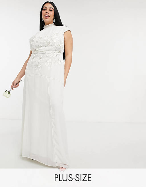 Vestido de novia largo color marfil con adorno floral de cuentas y abertura en la espalda de Hope & Ivy Plus