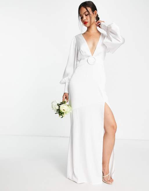Vestido de novia largo color marfil con cinturón de satén de Pretty Lavish
