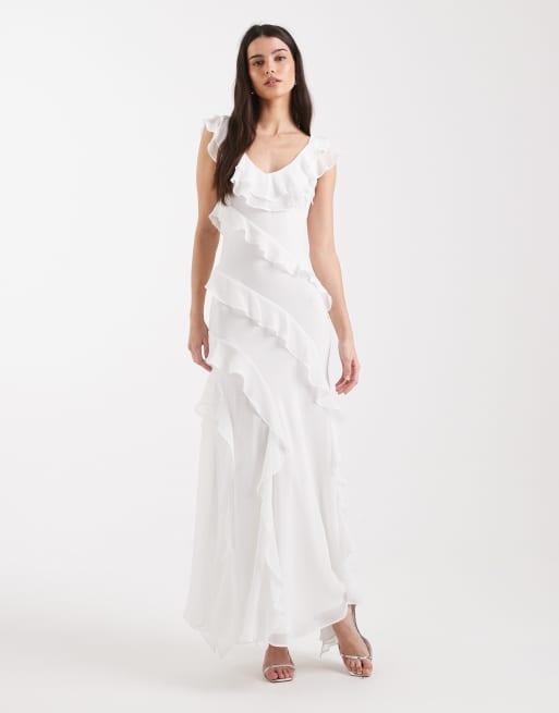 Vestido de novia largo color marfil con cuello de pico y detalle de volantes de Forever New