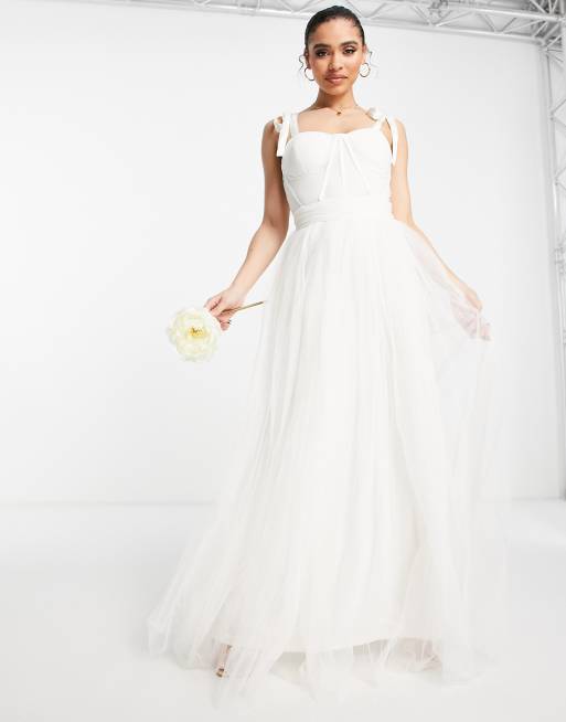 Vestido de novia largo color marfil con detalle de corsé y tirantes anudados de tul de Lace & Beads