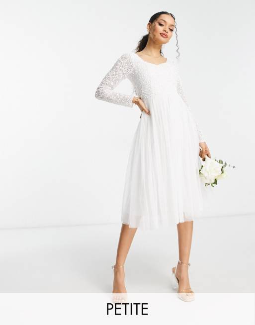 Vestido de novia midi blanco de corte skater de tul con cuerpo adornado de Beauut Petite