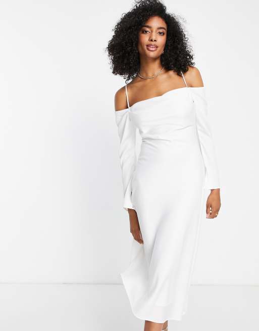 Vestido de novia midi color marfil con cuello desbocado, hombros descubiertos y abertura hasta el muslo de Forever New