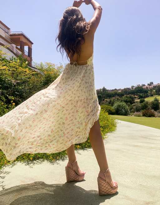 Vestido de playa con bajo asimétrico y parte delantera anudada con