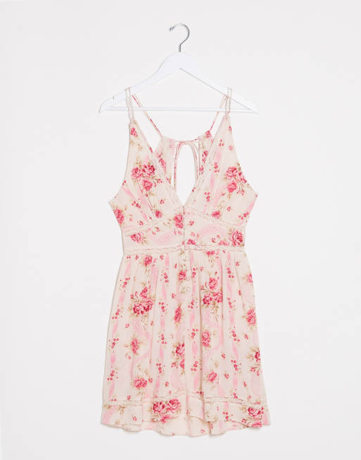 Vestido de playa corto en diseño escalonado con aplicaciones de encaje en estampado floral estilo papel tapiz de ASOS DESIGN