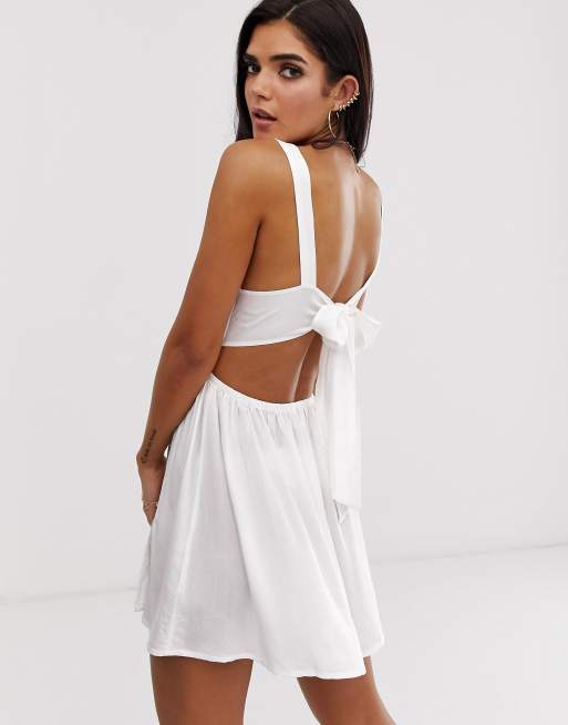 Vestido de playa cruzado en la parte delantera con abertura y detalle anudado en la parte posterior en blanco de ASOS DESIGN