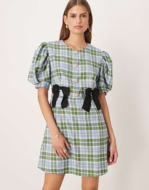 Vestido de sastre corto azul y verde a cuadros con mangas abullonadas y detalle de lazo de Sister Jane