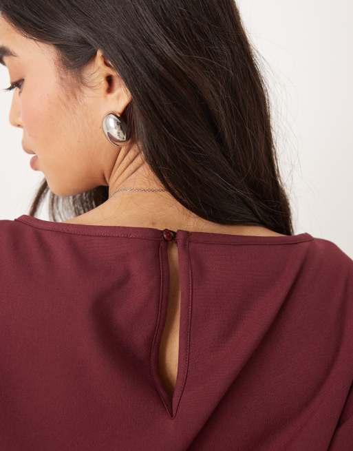 Vestido de sastre corto burdeos de corte evasé con cintura baja de ASOS DESIGN, 2 de 4