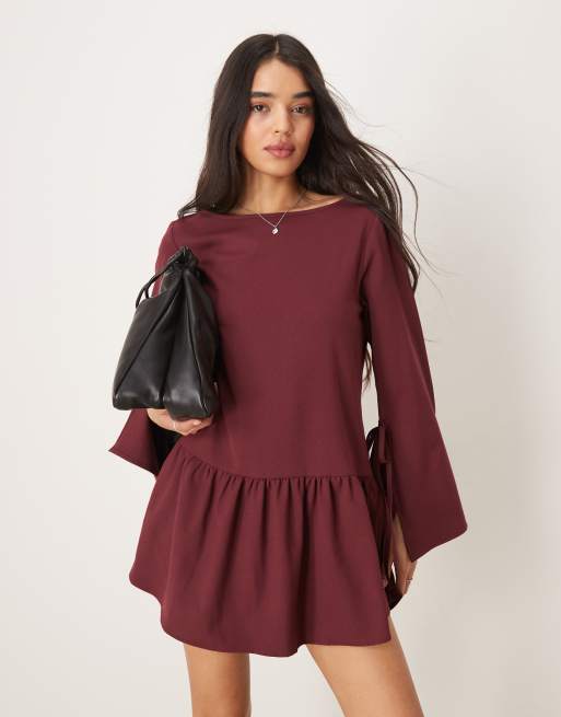 Vestido de sastre corto burdeos de corte evasé con cintura baja de ASOS DESIGN, 3 de 4