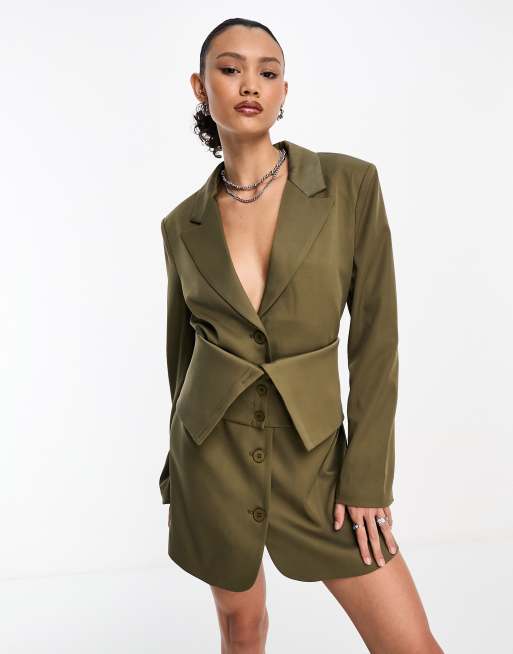 Vestido de sastre corto caqui estilo americana con detalle de fajín plegado desmontable de Kyo The Brand