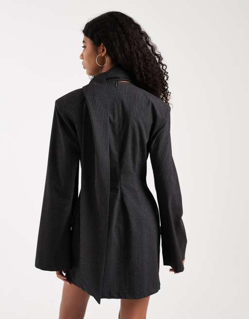 Vestido de sastre corto gris a rayas con detalle de fular de ASOS DESIGN, 4 de 4